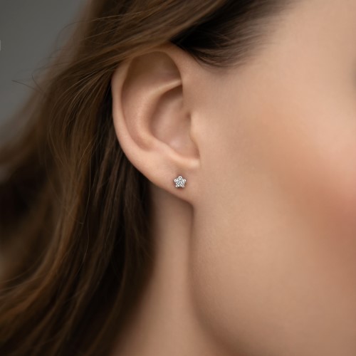 Пирсинг можно купить в ювелирном гардеробе MOMNT (Momentsilver), интернет-магазине украшений из серебра. Актуальные и минималистичные модели для стилизации ваших проколов.