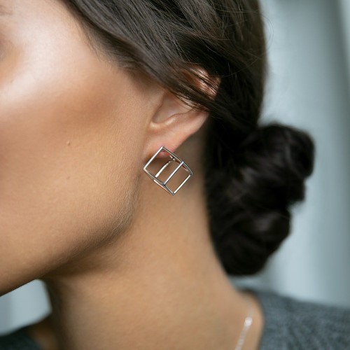 Серьги можно купить в ювелирном гардеробе MOMNT (Momentsilver), интернет-магазине украшений из серебра. Классические пусеты с одним камнем и футуристичные серьги-кубы. Нежные протяжки до ключиц и жакеты, обрамляющие мочку. Серьги для самых лаконичных повседневных образов и самых красивых вечерних выходов.