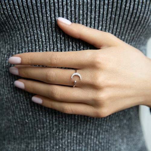 Кольца можно купить в ювелирном гардеробе MOMNT (Momentsilver), интернет-магазине украшений из серебра. Сверкающие фианиты в бриллиантовой огранке и отполированный до зеркального блеска благородный металл – в моделях на основание пальца и для верхней фаланги