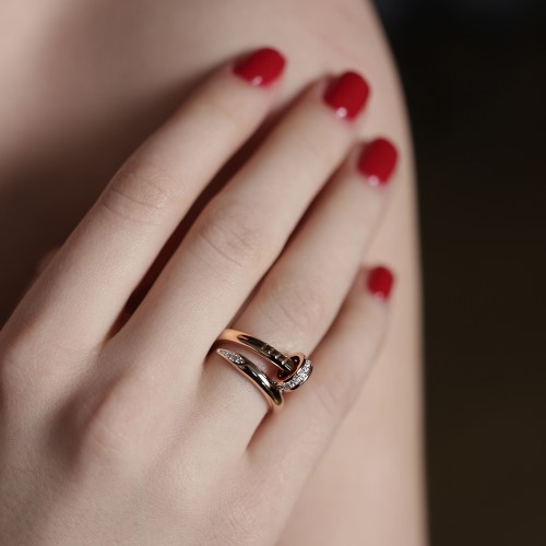 Золото можно купить в ювелирном гардеробе MOMNT (Momentsilver), интернет-магазине украшений из серебра. Привлекательный блеск золота мало кого оставляет равнодушным. Этот благородный металл считают символом успеха и вечности, а ювелирные украшения из него часто дарят любимым людям в качестве талисмана.