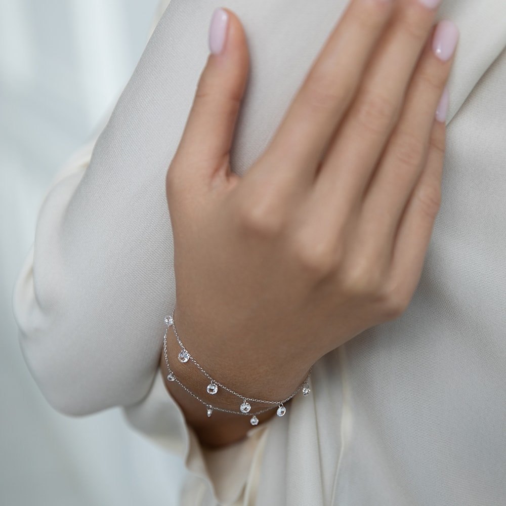 Браслеты можно купить в ювелирном гардеробе MOMNT (Momentsilver), интернет-магазине украшений из серебра. Универсальные модели на каждый день – с буквами, символами и фианитами в бриллиантовой огранке. Слэйвы – необычное украшение с кольцом и браслетом на кисть руки. Анклеты – трендовые браслеты на ногу.