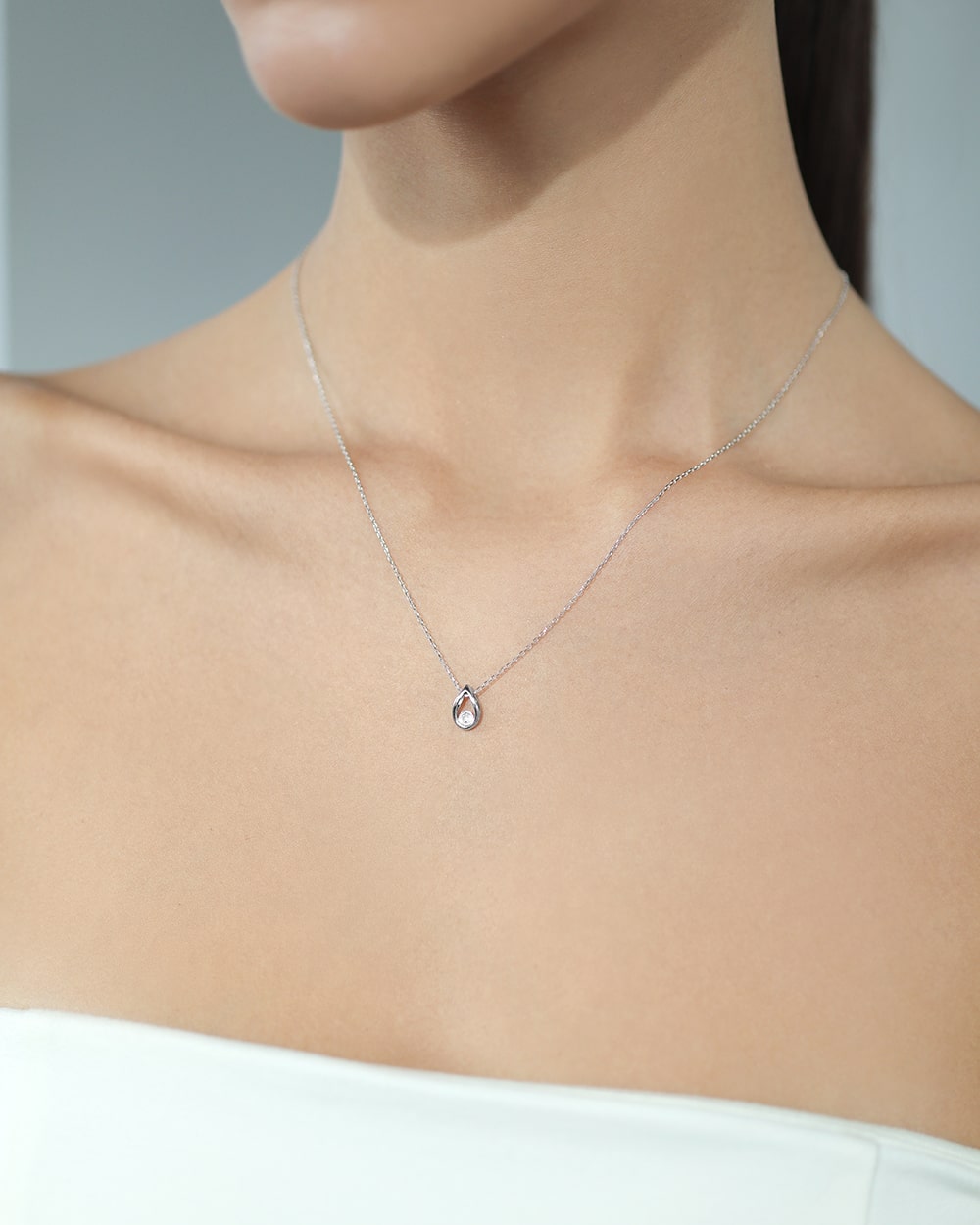 Подвески можно купить в ювелирном гардеробе MOMNT (Momentsilver), интернет-магазине украшений из серебра. 