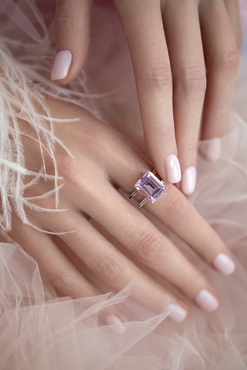 Бижутерия можно купить в ювелирном гардеробе MOMNT (Momentsilver), интернет-магазине украшений из серебра. Украшения, которые дарят энергию. Цвет, fun и щепотка легкомысленности.