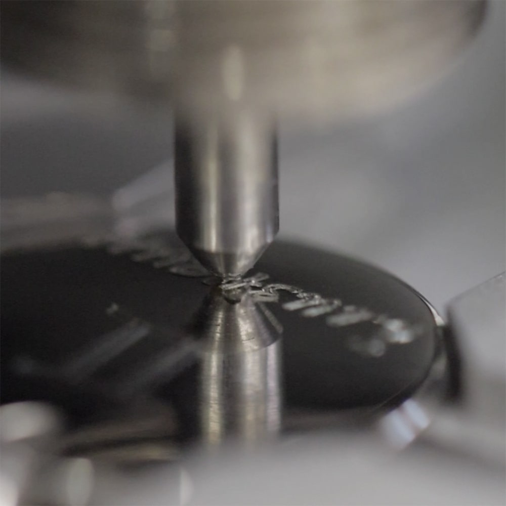 Гравировка можно купить в ювелирном гардеробе MOMNT (Momentsilver), интернет-магазине украшений из серебра. Лаконичные колье, браслеты и кольца для нанесения вашей персональной гравировки. Идеальный подарок близкому человеку – себе, например.