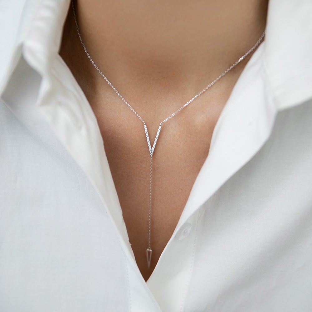 Колье можно купить в ювелирном гардеробе MOMNT (Momentsilver), интернет-магазине украшений из серебра. Изящные колье-галстуки, массивные цепи и буквы на невесомых цепочках. Короткие чокеры на каждый день и длинные сотуары для особых случаев.